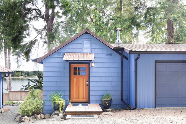 Restful studio cottage just steps from the beach