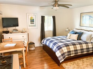 Cozy queen bed, with down bedding.