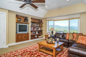 Upstairs Family Rm with Great View! TV DVR /Computer Desk Work Area w/ a Printer