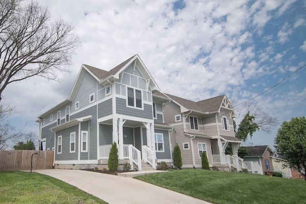 Modern House on Massive Complex with w/ electronic gates, private driveway and cedar fence (2)