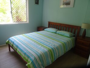 Main Bedroom Queen Bed
