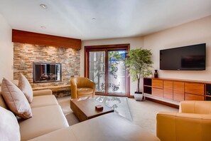 Living area - Large living area and scenic deck