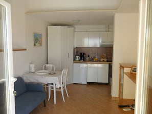 SA5 Maslina (2): kitchen and dining room