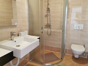SA5 Maslina (2): bathroom with toilet