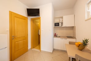 SA1(2): kitchen and dining room