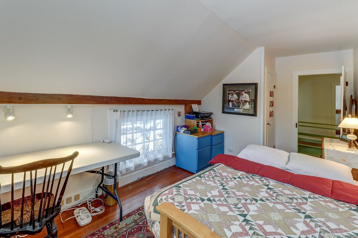 Dog-friendly house with picturesque mountain view & near skiing – close to Okemo