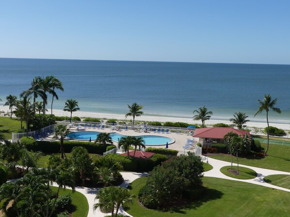 Gulf Front Property Beautiful Pool on the Beach