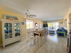 freshly painted, dining room sits 6 beautifully decorated 