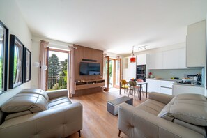 Open plan living area recently refurbished througout, spring 2025