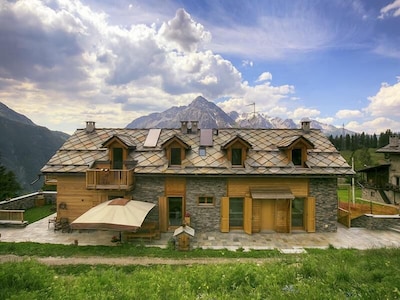 Modern and luxurious chalet - 1800 mt. high in the ski slopes, amazing views