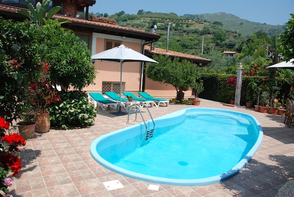piscina privata immersa nel verde
