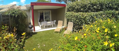 Terrasse donnant sur un jardinet clos et sans vis à vis.