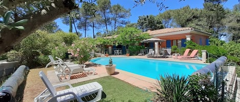 Vue Générale de la maison et de sa grande piscine à débordement.