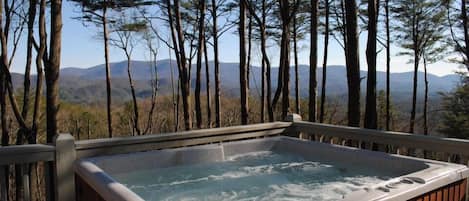 Always clean, private and refreshing hot tub. 
Enjoy the views....day or night.