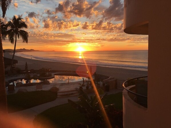 ... just another BEAUTIFUL sunrise in Los Cabos !!!