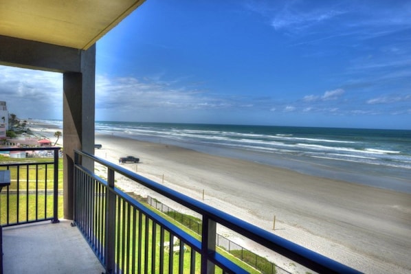 Hawaiian Inn Resort - 4th floor Oceanfront 1 Bedroom