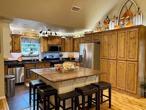 5’x5’ island with7 barstools
