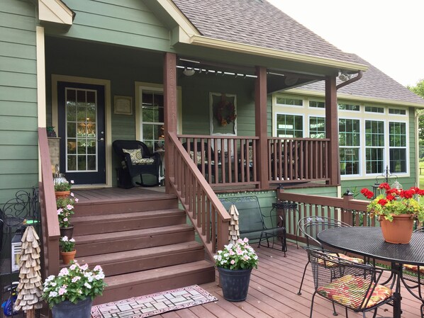 That cozy porch!