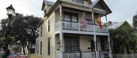 Picture of the main house. The HIdeaway is at the rear.