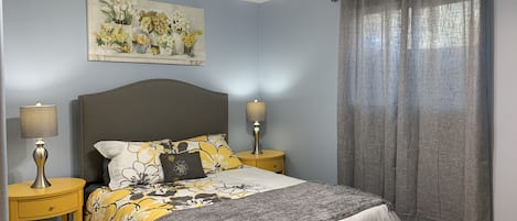 1st Master Bedroom/Queen Bed