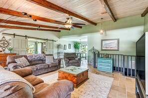 Living Room | Central A/C & Heating | Free WiFi