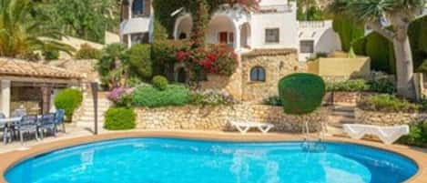 Villa Jasmin sleeps 16