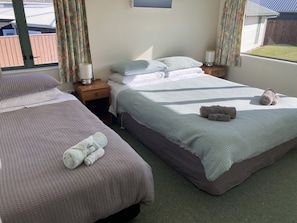 Bedroom 3. Queen bed plus single bed.