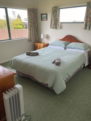 Bedroom 2. Queen bed.
