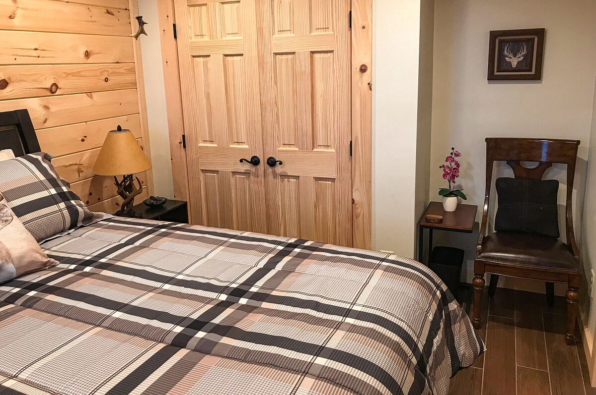 Best View In NC, Gorgeous Luxury Log Cabin with Burn Pit, Wifi, Dish with HDTV