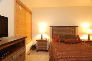 Bedroom 2 - Queen bed