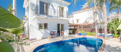 Villa DI12, Lovely 3BDR Pernera Villa, Close to beaches and amenities