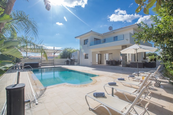 Villa DE1, Stunning Protaras Villa, 1km to Konnos Bay Beach