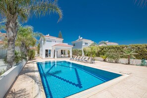 Large garden with barbecue, seating area, sunloungers and private pool 