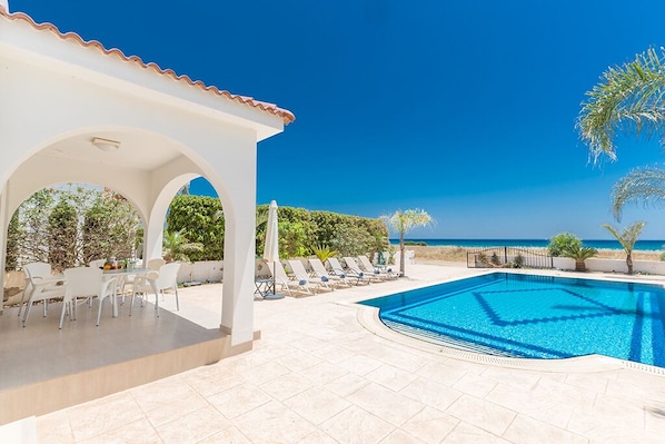 Villa SV11, Stunning 3BDR Seafront Ayia Thekla Villa, Close to the Beach