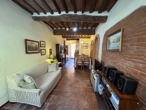 Möbel, Wand, Interior Design, Flooring, Couch, Holz, Fussboden, Decke, Zimmer, Wohnzimmer