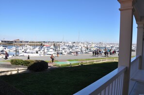 Vue directe sur le port. Un spectacle permanent très agréable !