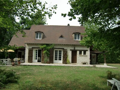 Casa de campo de estilo de casa Gatinaise en un pequeño parque