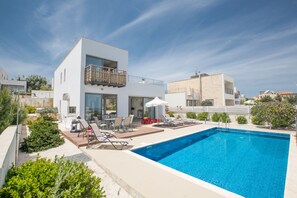 Spacious garden with barbecue, seating area, sun loungers and private pool