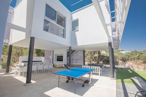 Garden with ping pong table