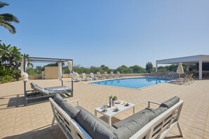 Garden with seating area, shaded dining area, bar, barbecue,sunloungers and pool