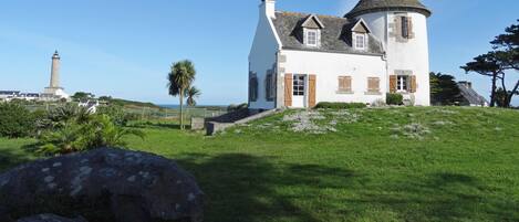 Le moulin et le phare, vue du jardin côté Nord