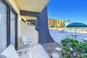 Hawaiian Inn Resort - Poolside Room