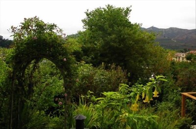 The Hummingbird Cottage, Treehouse & Garden - Ocean & Mountain Views