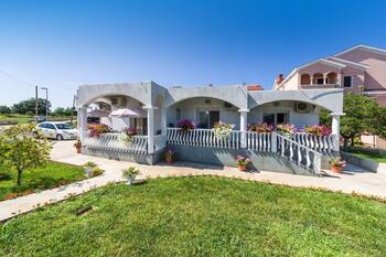 One bedroom apartment with terrace Zaton, Zadar (A-15000-b)