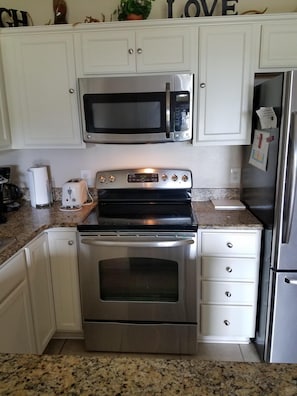 stainless appliances, granite counters