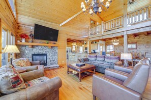 Updated Interior | 3,200 Sq Ft | Free WiFi