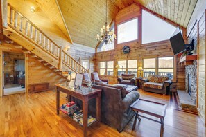 Living Room | Panoramic Views | Stone-Covered Fireplace | Smart TVs