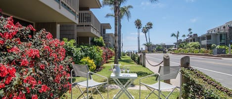 Beachfront living! - A home right on the beach! This lovely home is on the ground floor, just a short walk from the beach. As the waves gently roll in, pour yourself a drink of wine or brew a pot of coffee.