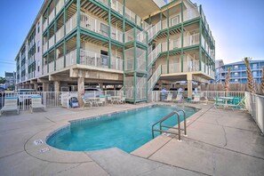 Community Amenities | Outdoor Pool