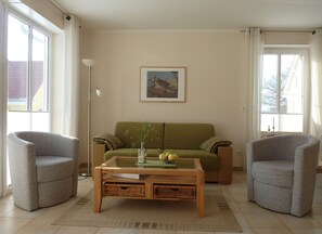 Wohnraum mit Sofa und Sesseln